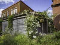 Jalousien geschlossen an Wintergarten