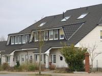 Reihenhaus mit Fenstern in weiß