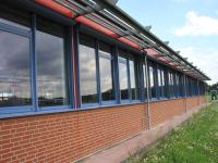 Fenster in hellblau an Fabrikhalle