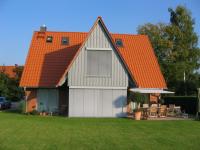 Jalousien an Einfamilienhaus für Fenster und Terrassentür 2