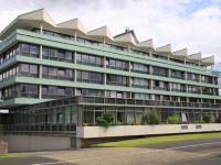 Fenster in dunkelgrau in Bürogebäude