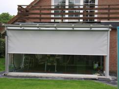 Raffstore in hellgrau an Wintergarten