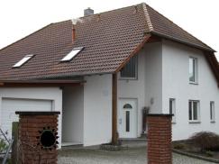 Haustür und Fenster in weiß in Einfamilienhaus