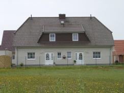 Doppelhaus mit weißen Haustüren gespiegelt