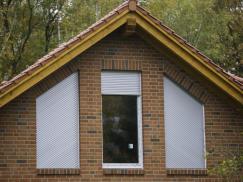 Giebelfenster mit Rollläden parallel zum Dach