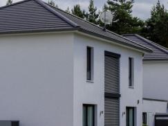 Fenster in dunkelgrau mit Jalousien in Einfamilienhaus