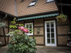 Markise in türkis und Terrassentür in weiß