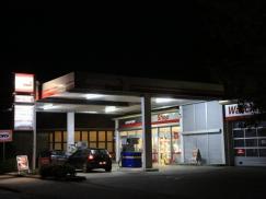 Jalousien an Tankstelle