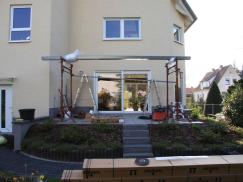 Terrassenüberdachung aus Glas und Aluminium in grau Montage 8