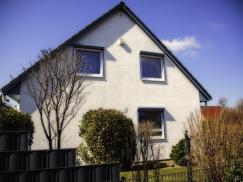 Kunststoff-Fenster in weiß mit rauen Rollladenkästen