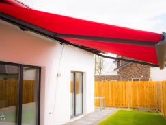 Markise in rot mit Rahmen in grau