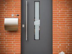 Aluminium-Haustür in dunkelgrau mit Milchglas-Einsatz
