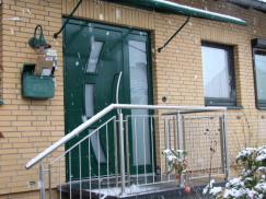 Haustür in dunkelgrün mit Seitenteil