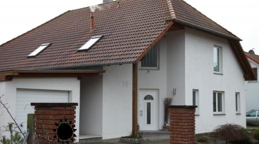 Haustür und Fenster in weiß in Einfamilienhaus