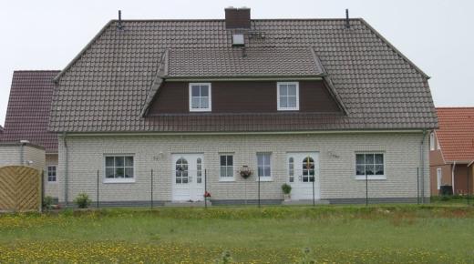 Doppelhaus mit weißen Haustüren gespiegelt