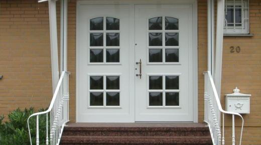 Doppelflügelige Haustür in weiß mit Sprossenfenster