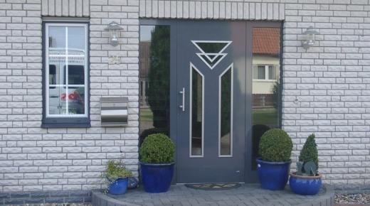 Haustür in dunkelgrau mit Seitenteilen beidseitig und Sprossenfenster in weiß