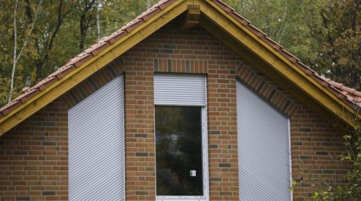 Giebelfenster mit Rollläden parallel zum Dach