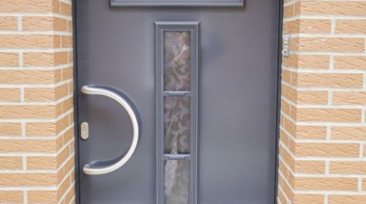 Haustür in dunkelgrau mit halbrundem Griff