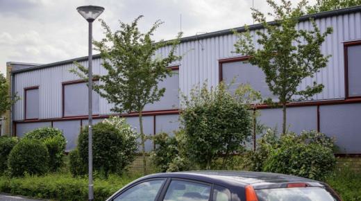 Raffstore in hellgrau