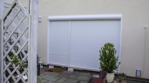 Rollladen in weiß, geschlossen