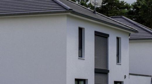 Fenster in dunkelgrau mit Jalousien in Einfamilienhaus