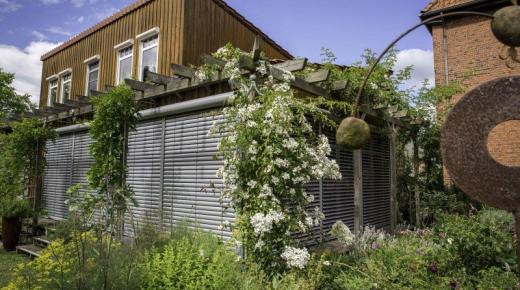 Jalousien geschlossen an Wintergarten