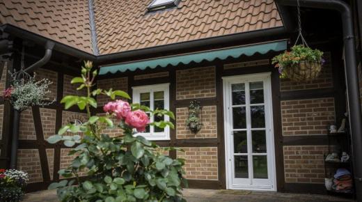 Markise in türkis und Terrassentür in weiß