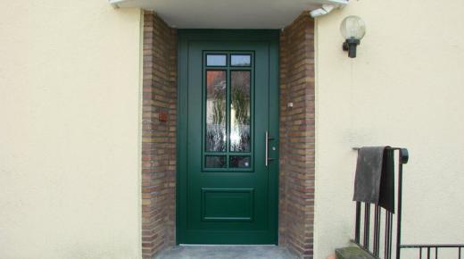 Haustür in dunkelgrün mit Sprossenfenster 