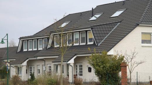 Reihenhaus mit Fenstern in weiß