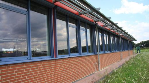 Fenster in hellblau an Fabrikhalle