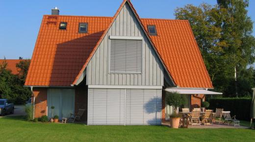 Jalousien an Einfamilienhaus für Fenster und Terrassentür 2