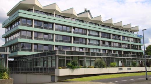 Fenster in dunkelgrau in Bürogebäude
