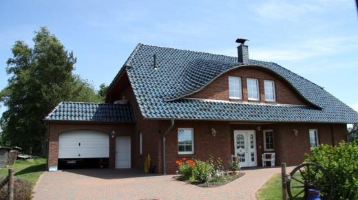 Einfamilienhaus mit Kunststoff-Sprossenfenstern und Haustür in weiß 2