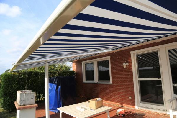 Somfy Markise blau-weiß-gestreift