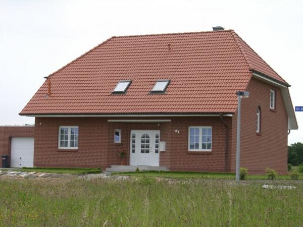 Einfamilienhaus mit Sprossenfenstern in weiß 