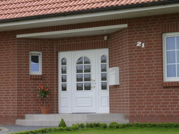 Haustür in weiß mit Seitenteilen beidseitig