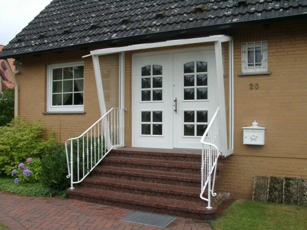 Doppelflügelige Haustür in weiß mit Sprossenfenster, Seitenansicht