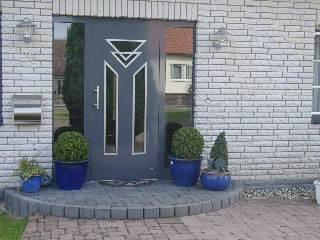 Haustür in dunkelgrau mit Seitenteilen beidseitig