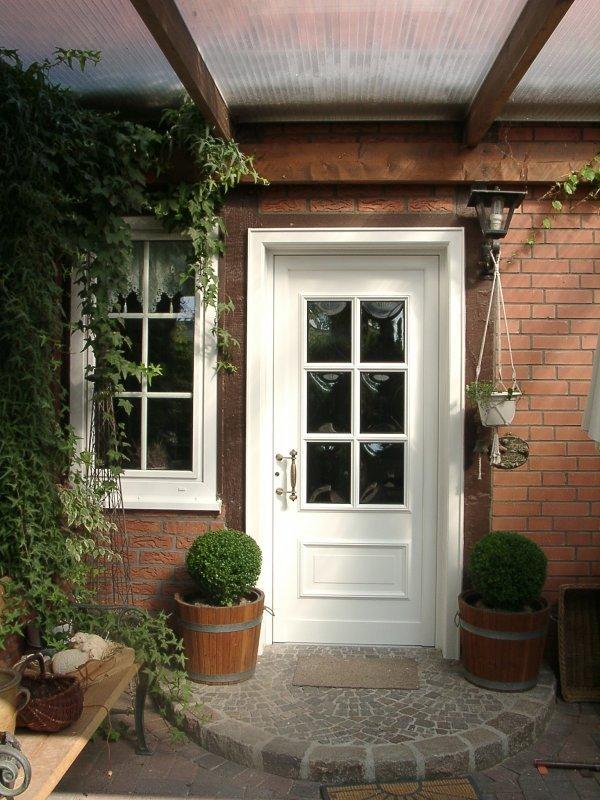 Haustür in weiß mit Sprossenfenster mit goldenem Griff