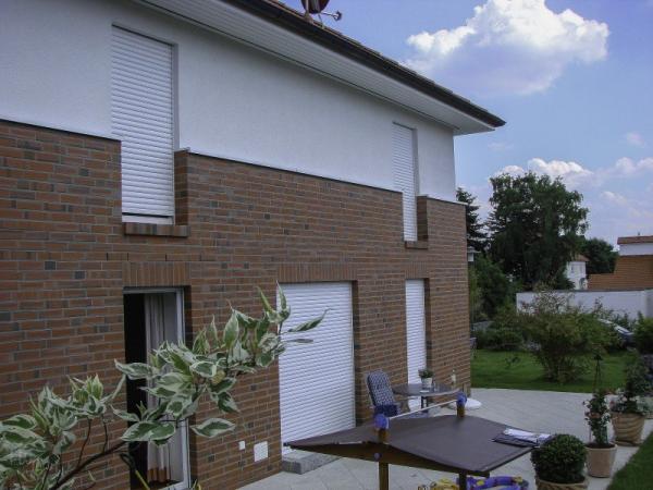 Rollläden in weiß und weiße Fenster