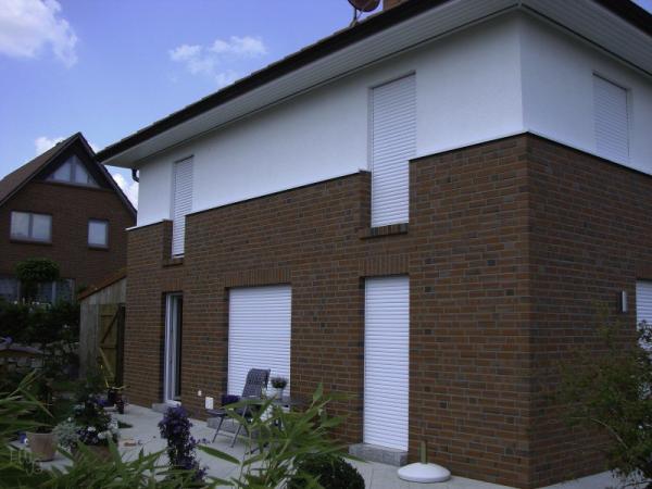 Rollläden in weiß mit versteckten Kästen