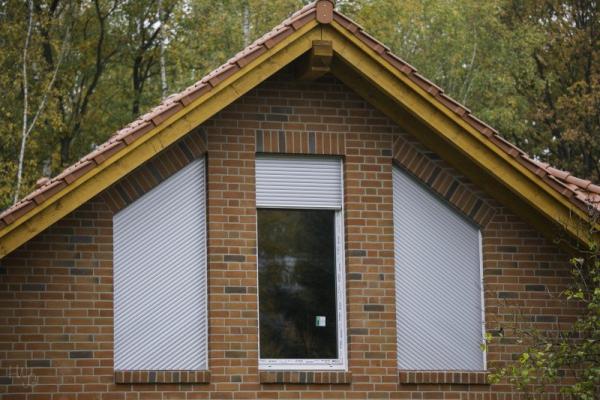 Giebelfenster mit Rollläden parallel zum Dach