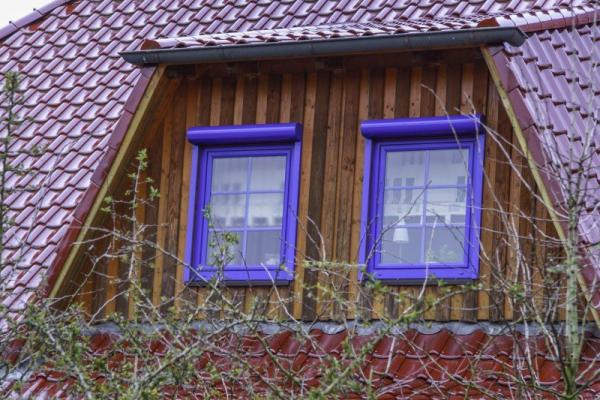 Kunststoff-Fenster in blau mit Rollladenkästen