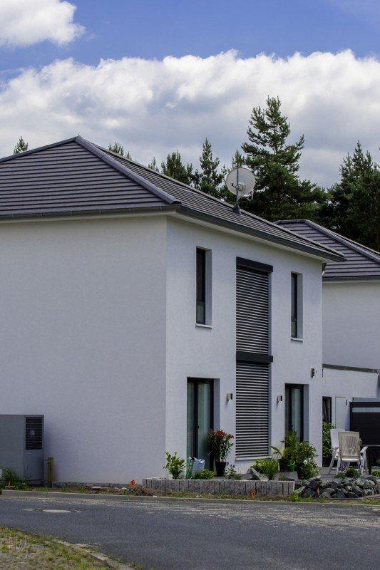 Fenster in dunkelgrau mit Jalousien in Einfamilienhaus