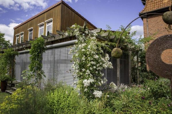 Jalousien geschlossen an Wintergarten