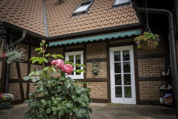 Markise in türkis und Terrassentür in weiß