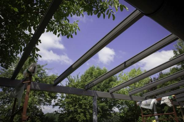 Dachgestell für Terrasse in hellgrau