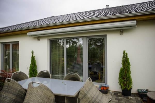 Terassentür in hellgrau mit Markise