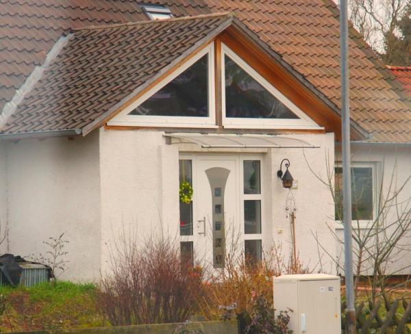 Haustür in weiß mit zwei dreieckigen Oberlichtern